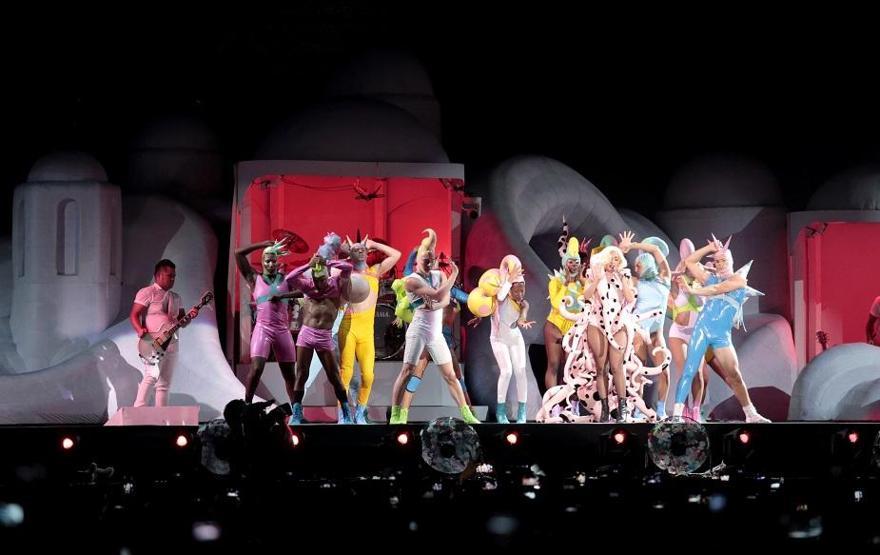 Lady Gaga sahnede soyundu
