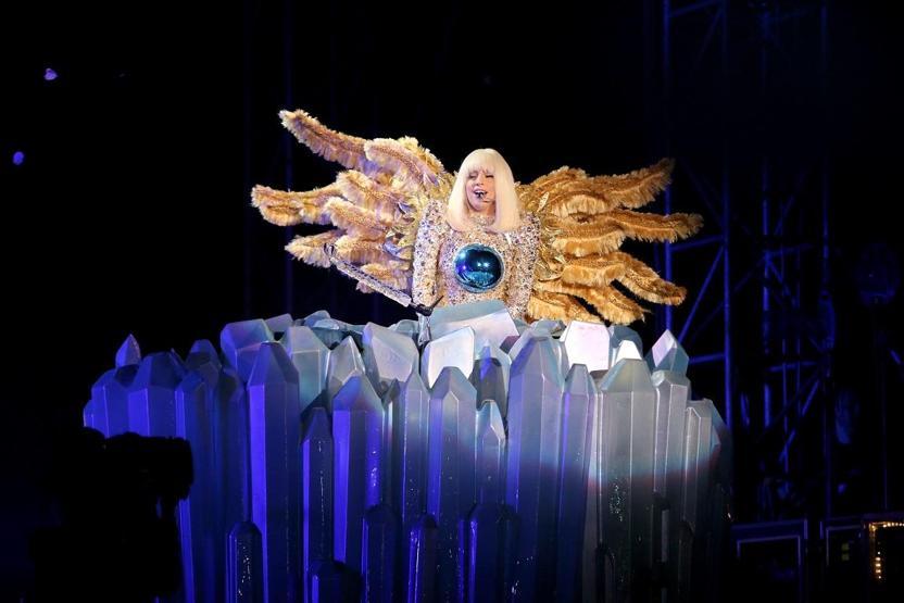 Lady Gaga sahnede soyundu