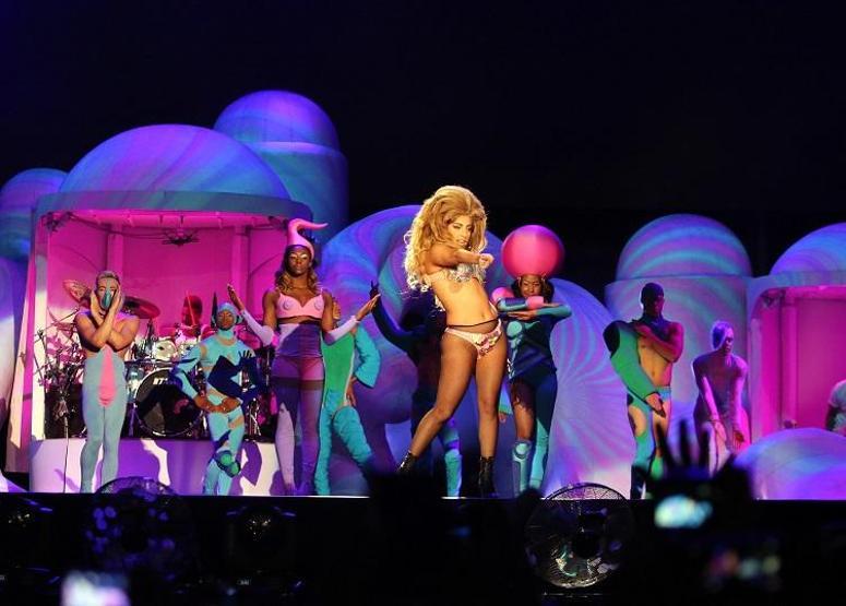 Lady Gaga sahnede soyundu