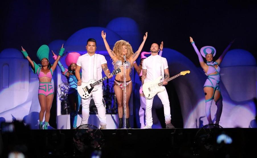 Lady Gaga sahnede soyundu