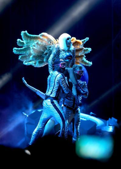 Lady Gaga sahnede soyundu