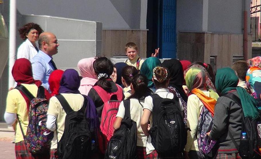 Konyada orta okul öğrencileri, başörtüsüyle derse girdi