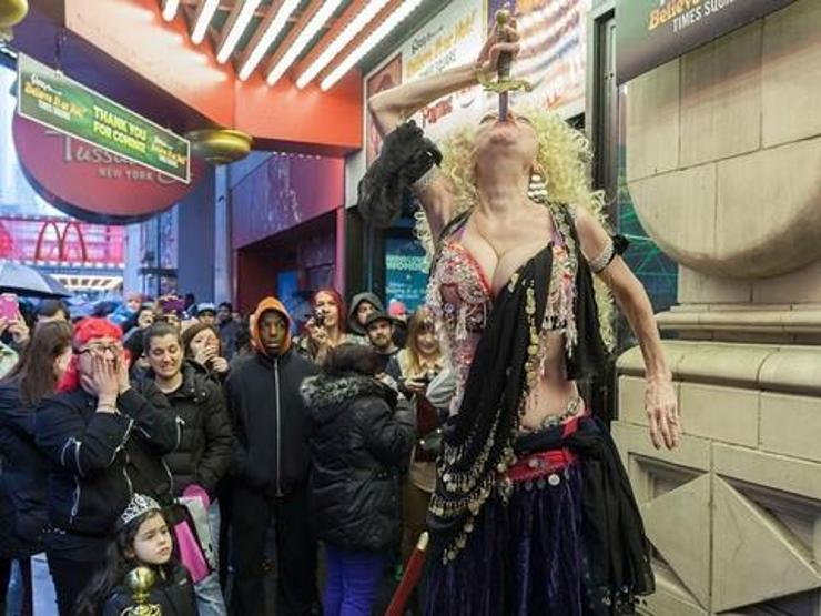 7 kılıç yutarak dünya rekoru kırdı
