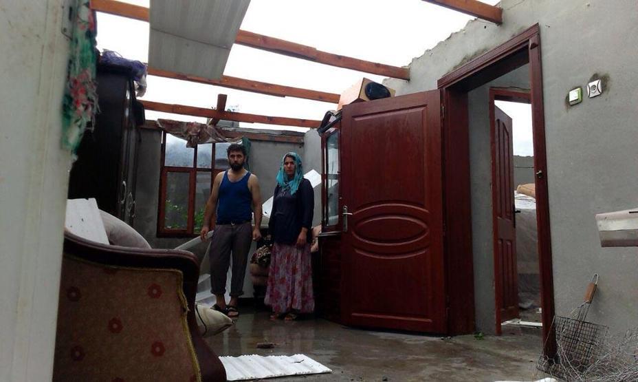 Adanada 10 dakikalık fırtına çatıları uçurdu, ağaçları söktü