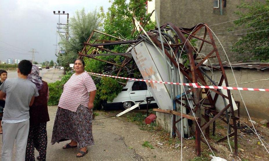 Adanada 10 dakikalık fırtına çatıları uçurdu, ağaçları söktü