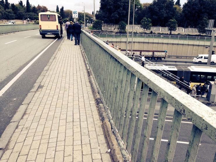 İstanbulluları korkutan üst geçit korkulukları