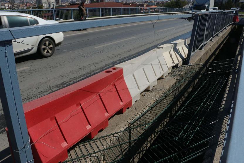 İstanbulluları korkutan üst geçit korkulukları
