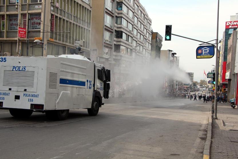 Kadıköydeki Kobani eylemine polis müdahalesi