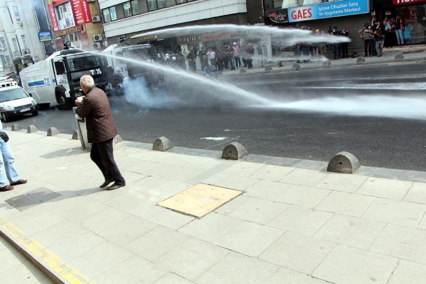 Kadıköydeki Kobani eylemine polis müdahalesi