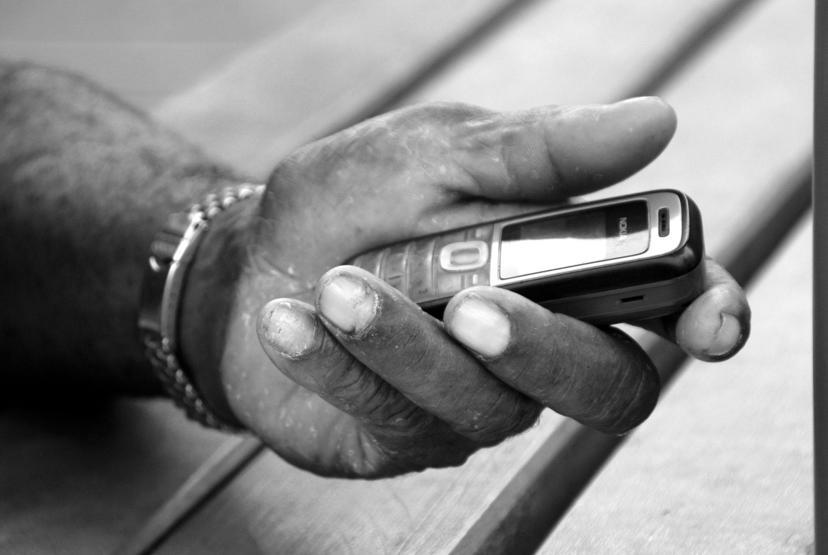 Aptal telefonlarından memnun insanlar