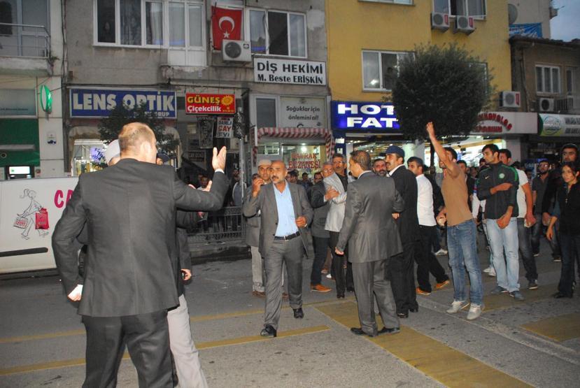 IŞİD protestosuna eli sopalı kadınlardan tepki