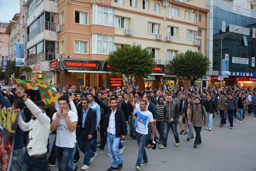 IŞİD protestosuna eli sopalı kadınlardan tepki