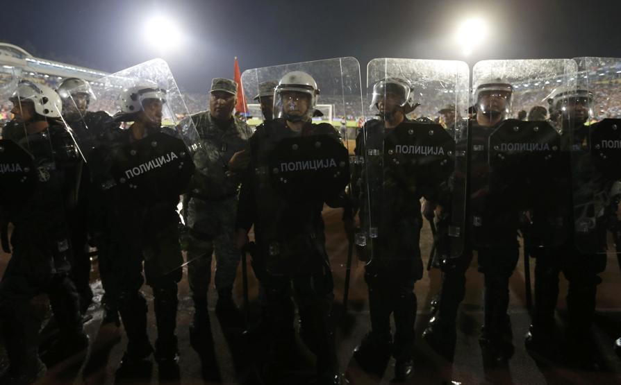 Sırbistan-Arnavutluk maçında bayrak krizi