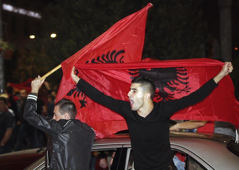 Sırbistan-Arnavutluk maçında bayrak krizi
