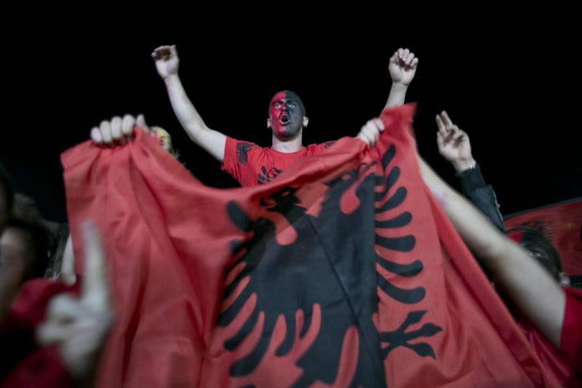 Sırbistan-Arnavutluk maçında bayrak krizi