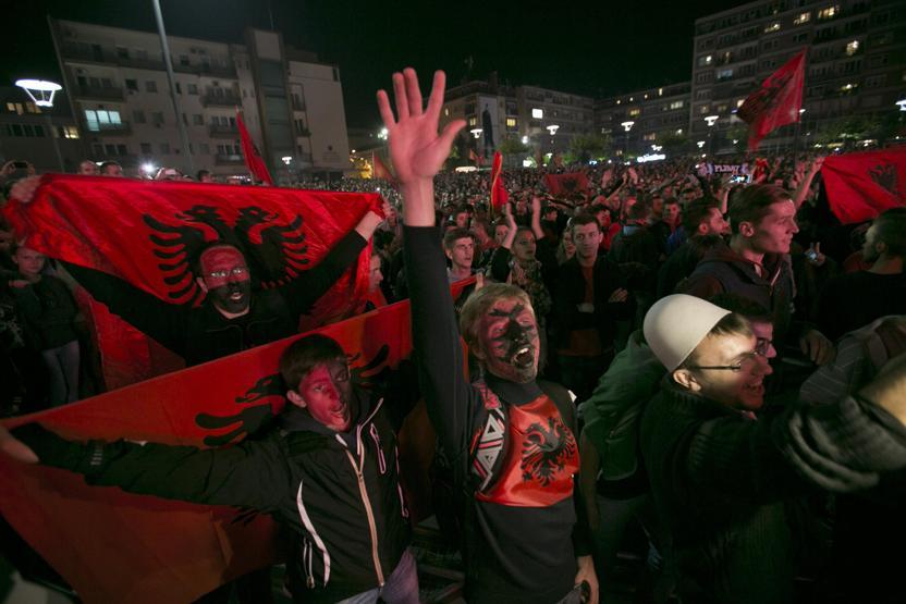 Sırbistan-Arnavutluk maçında bayrak krizi