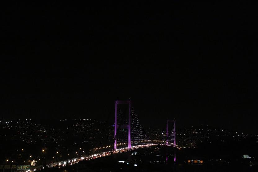 Köprüler pembeye büründü