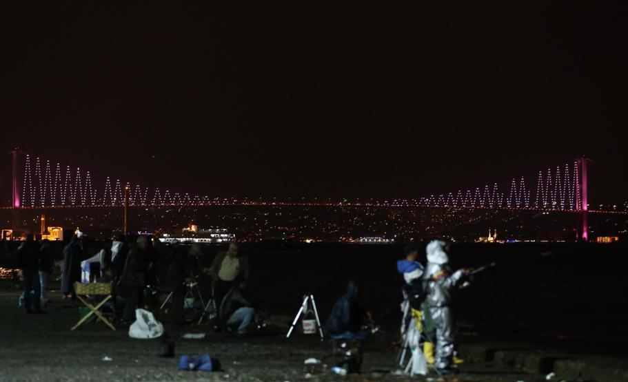 Köprüler pembeye büründü