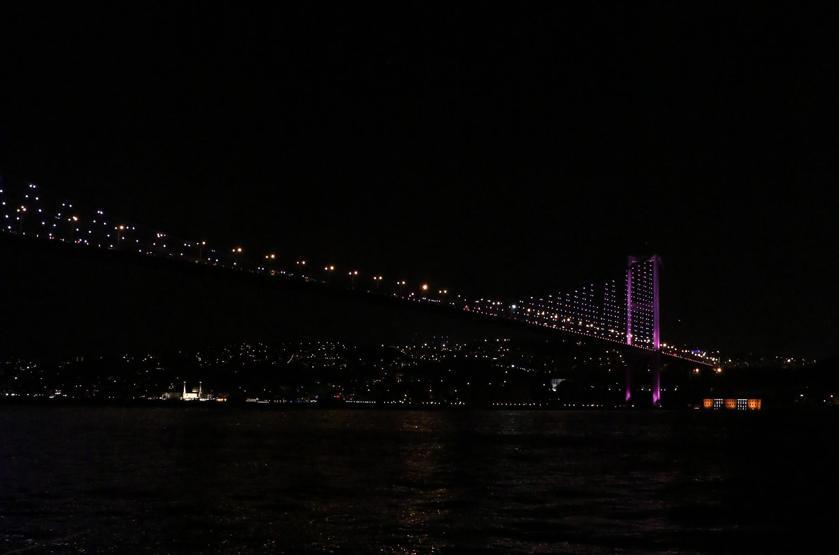 Köprüler pembeye büründü