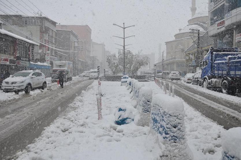 Hakkaride kar kalınlığı 20 santimetreyi buldu