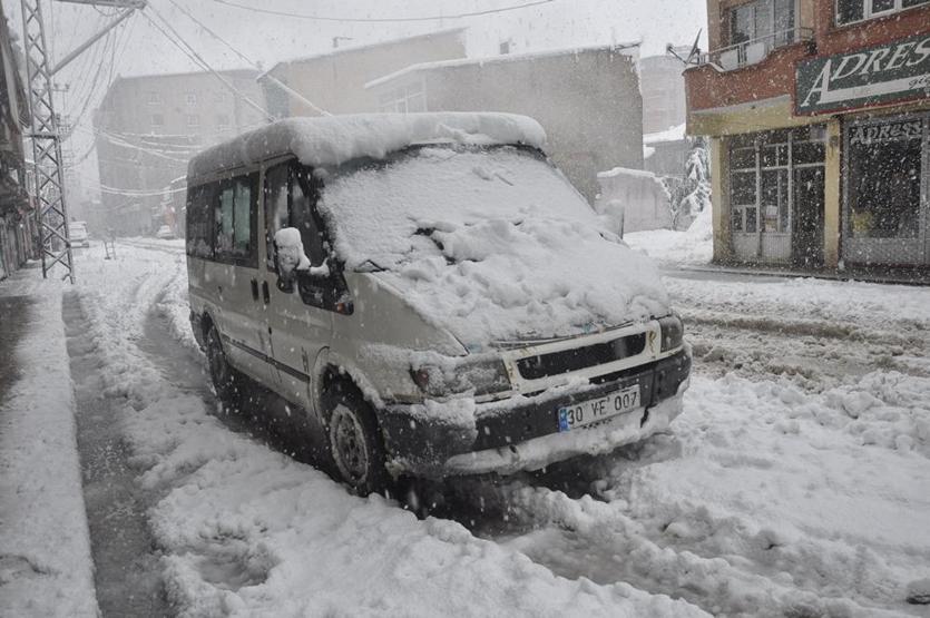 Hakkaride kar kalınlığı 20 santimetreyi buldu