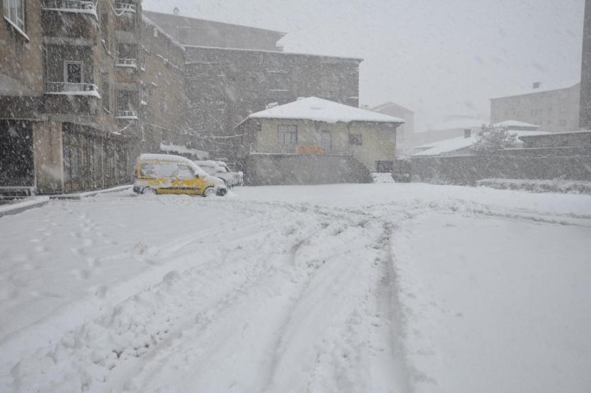 Hakkaride kar kalınlığı 20 santimetreyi buldu