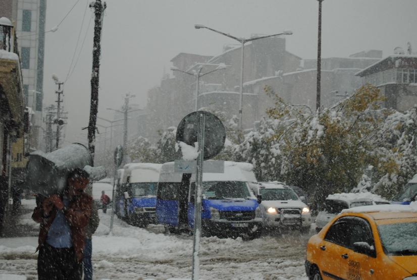 Hakkaride kar kalınlığı 20 santimetreyi buldu