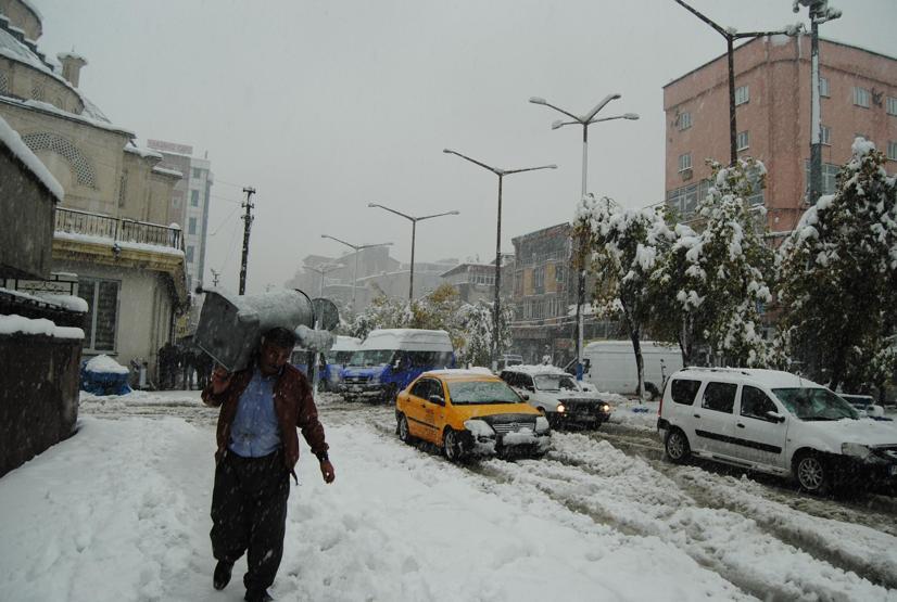 Hakkaride kar kalınlığı 20 santimetreyi buldu