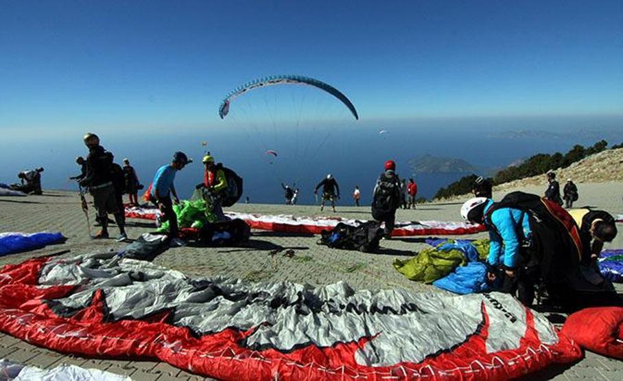 Ölüdeniz semalarında renk cümbüşü