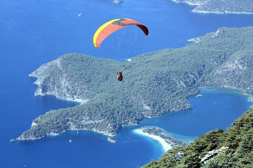 Ölüdeniz semalarında renk cümbüşü