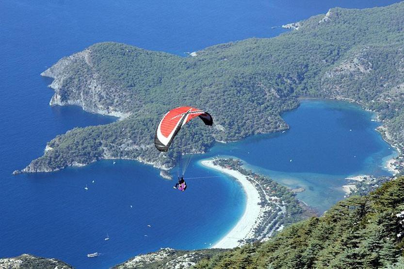 Ölüdeniz semalarında renk cümbüşü