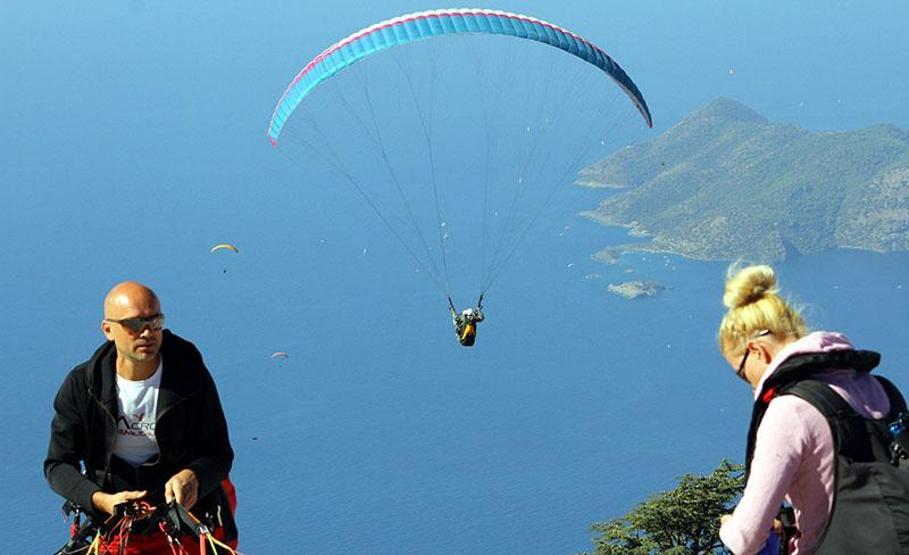 Ölüdeniz semalarında renk cümbüşü