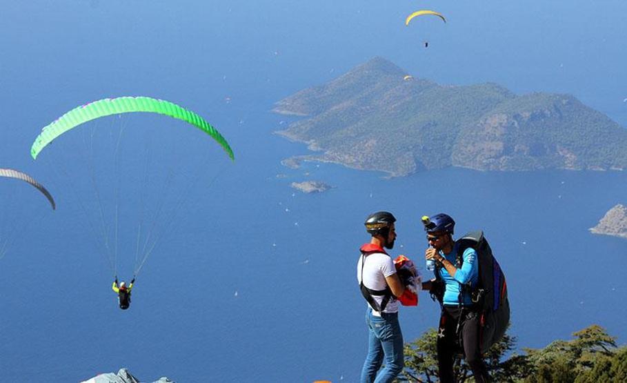 Ölüdeniz semalarında renk cümbüşü