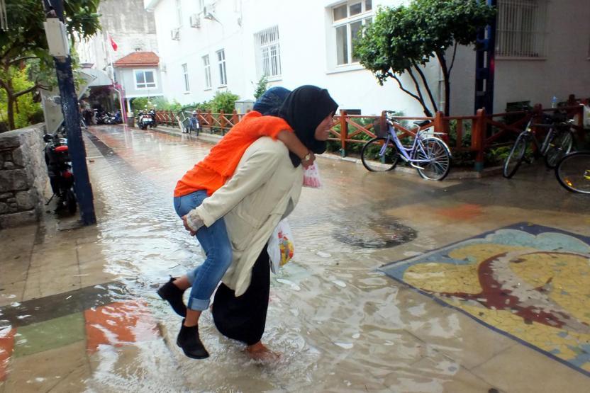 Sağanak yağmur Türkiyeyi vurdu
