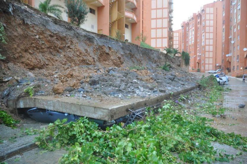 Anamurda istinat duvarı çöktü 13 araç altında kaldı
