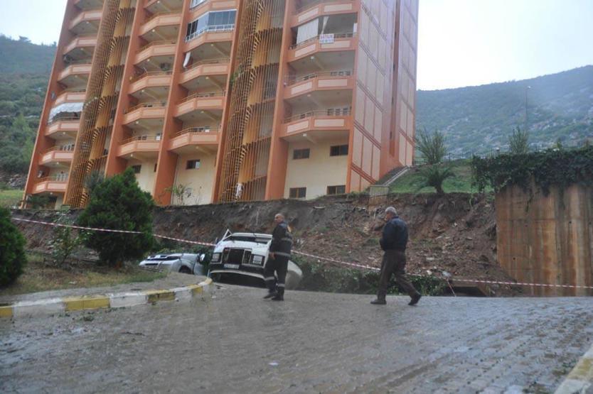 Anamurda istinat duvarı çöktü 13 araç altında kaldı