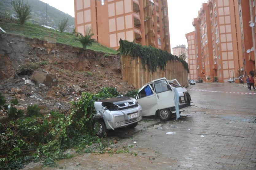 Anamurda istinat duvarı çöktü 13 araç altında kaldı