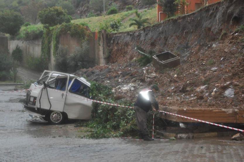 Anamurda istinat duvarı çöktü 13 araç altında kaldı