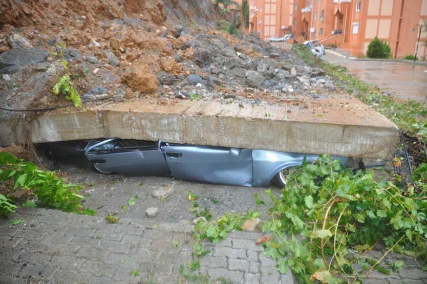 Anamurda istinat duvarı çöktü 13 araç altında kaldı