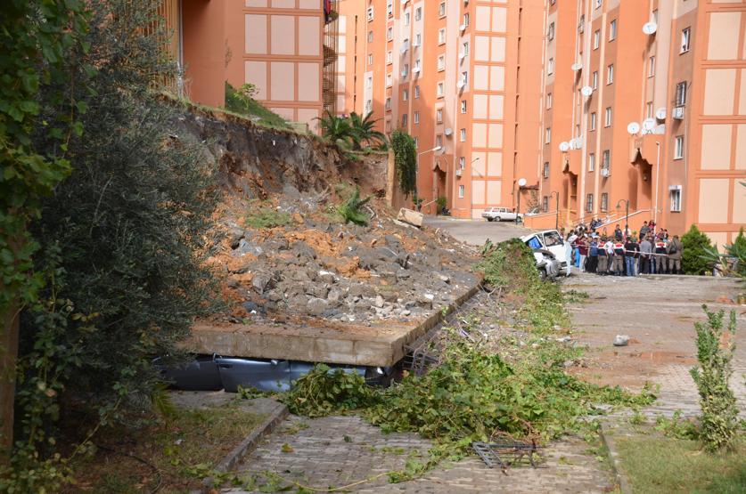 Anamurda istinat duvarı çöktü 13 araç altında kaldı