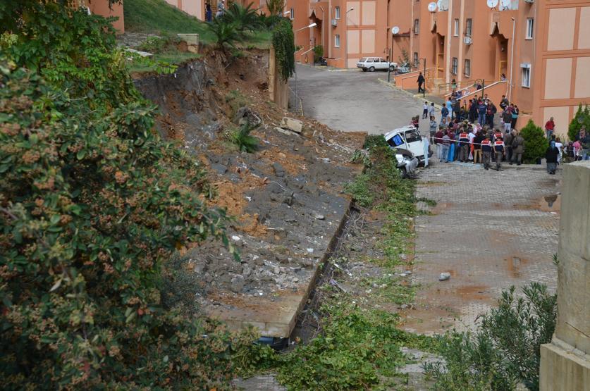 Anamurda istinat duvarı çöktü 13 araç altında kaldı