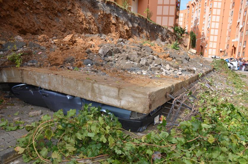 Anamurda istinat duvarı çöktü 13 araç altında kaldı