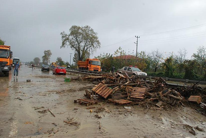 Sel otobanı kapattı