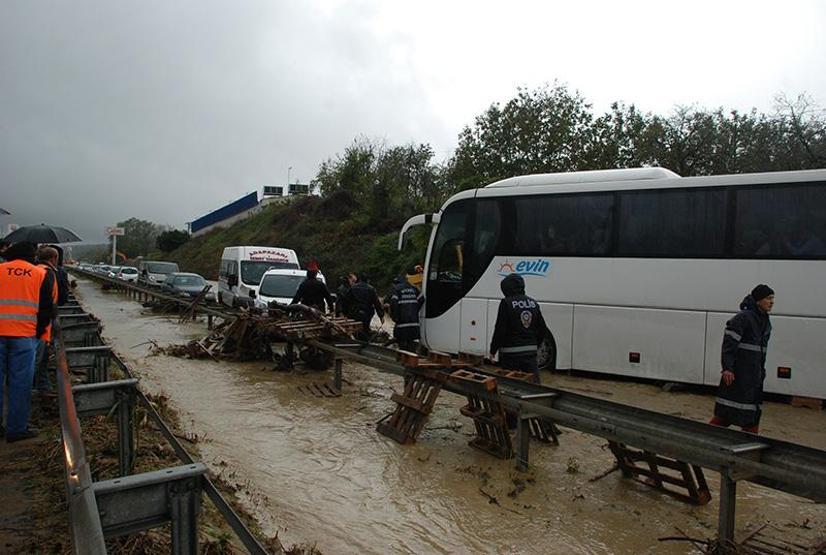 Sel otobanı kapattı