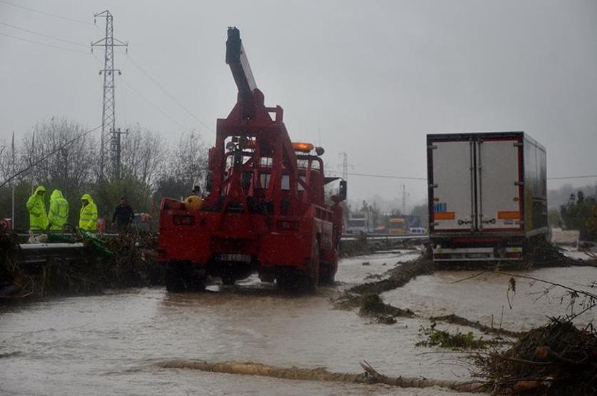 Sel otobanı kapattı
