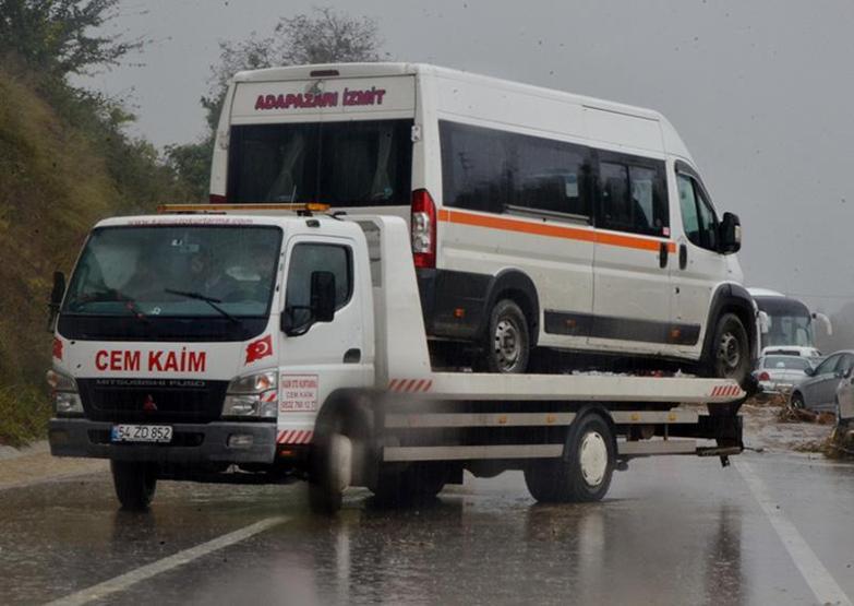 Sel otobanı kapattı