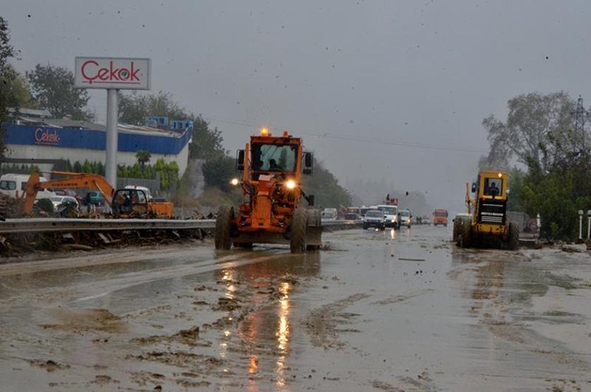 Sel otobanı kapattı