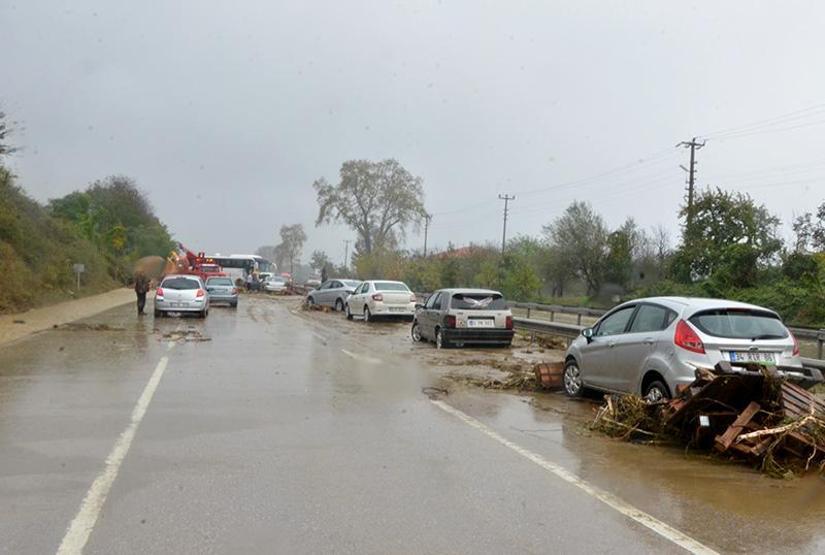 Sel otobanı kapattı