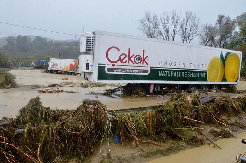 Sel otobanı kapattı