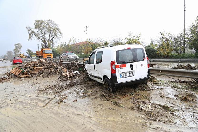 Sel otobanı kapattı